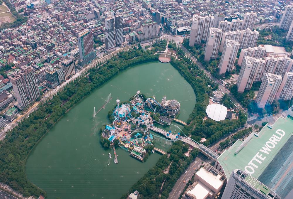 The Lotte World Park seen from the observation deck