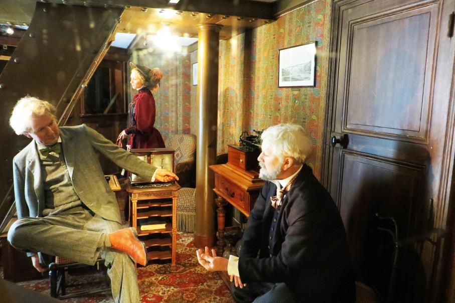 The lifelike wax figures in the department on the Eiffel Tower