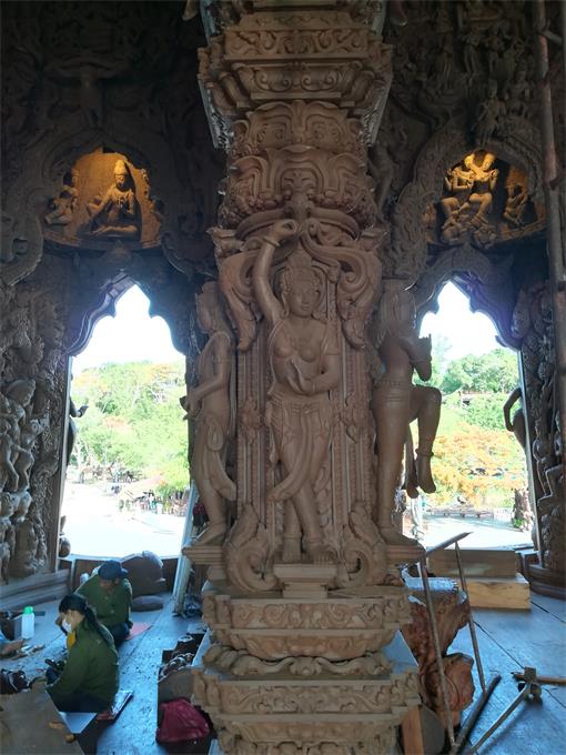 Craftsmen and the sculptures