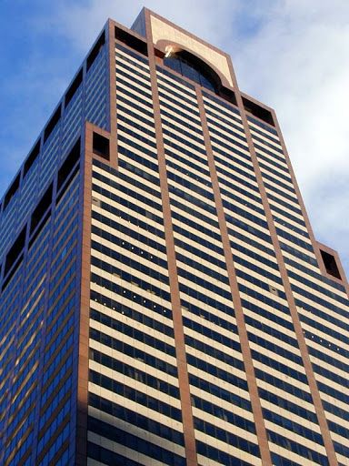 The two-tone pattern of the cladding of 787 7th Ave